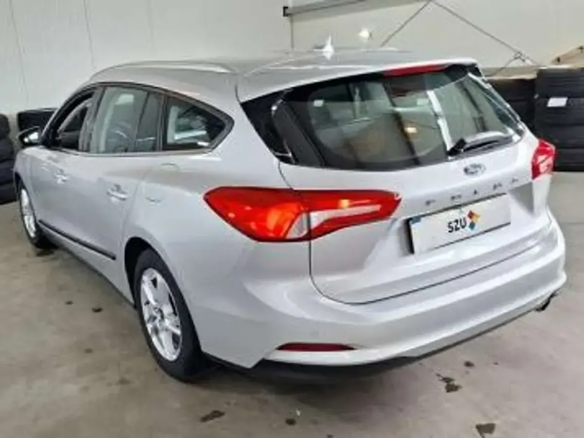 Usado Ford Focus Cool & Connect 120 CV (88 kW) 2020 Plateado Familiar