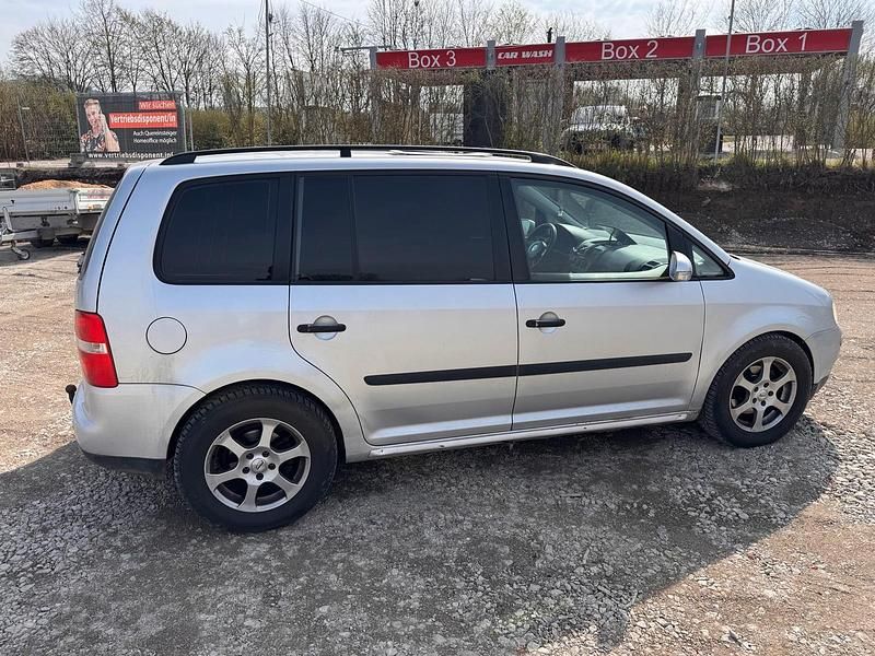 Gebraucht VW Touran 105 PS (77 kW) 2023 Silber Van / Kleinbus