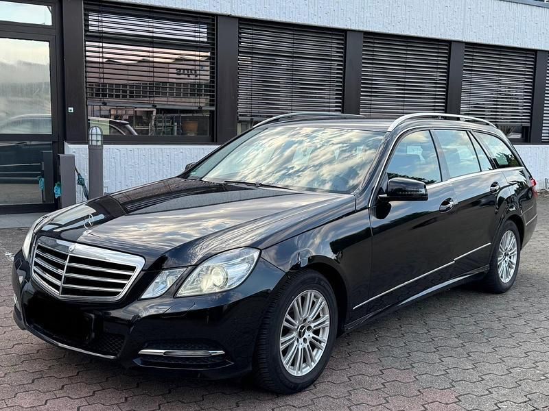 Schwarz Gebraucht 2010 Mercedes E220 Avantgarde Kombi | 5.499 € (Fairer Preis) - Bild 1/4
