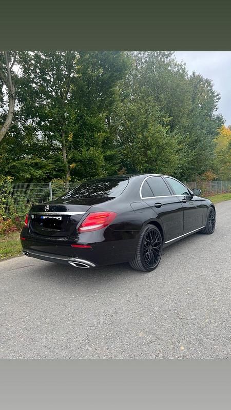Schwarz Gebraucht 2017 Mercedes E220 Limousine | 20.500 € (Etwas zu teuer) - Bild 1/4