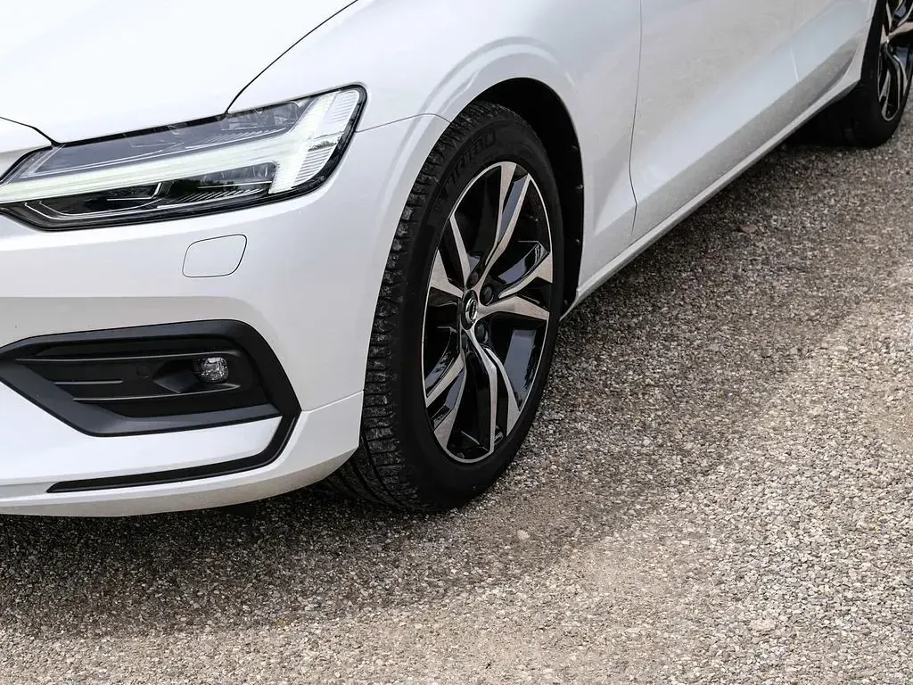 Gebraucht Volvo V60 Core 163 PS (119 kW) 2024 Weiß Kombi