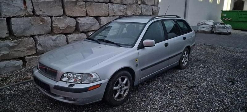 Grau Gebraucht 2000 Volvo V40 Kombi | 300 € - Bild 1/4