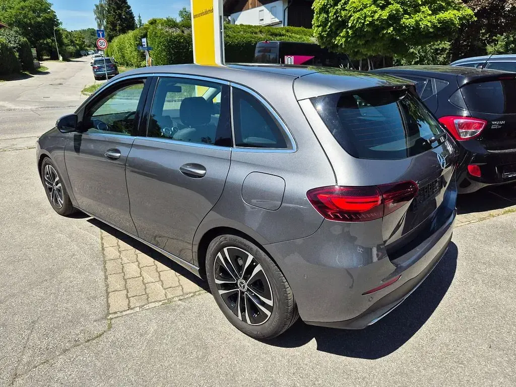 Gebraucht Mercedes B200 163 PS (119 kW) 2024 Grau Kleinwagen