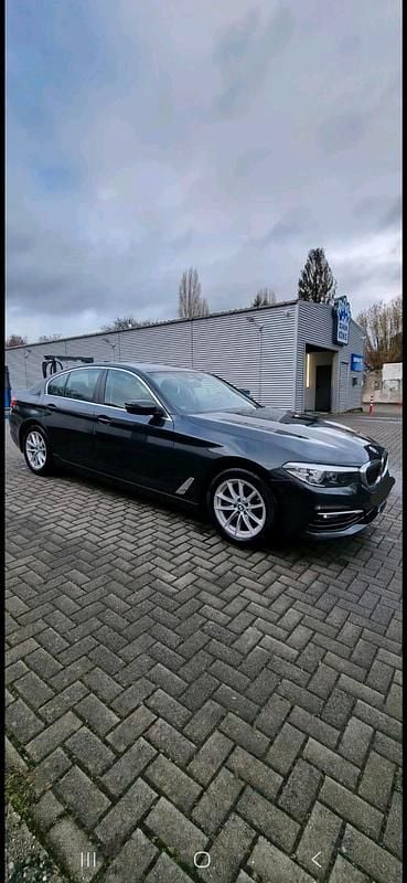 Grau Gebraucht 2018 BMW 520 Basis Limousine | 22.490 € (Guter Preis) - Bild 1/3