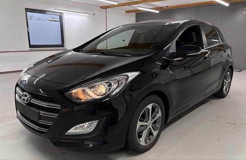 Schwarz Gebraucht 2016 Hyundai i30 Passion Limousine | 10.990 € (Fairer Preis) - Bild 1/4