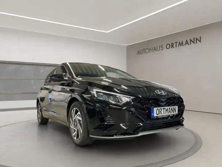 Phantom black / met Neu 2025 Hyundai i20 Turbo Limousine | 23.890 € (Fairer Preis) - Bild 1/4