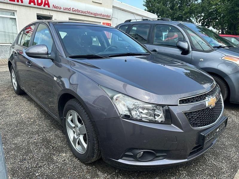 Grau Gebraucht 2013 Chevrolet Cruze LT Kleinwagen | 6.199 € (Fairer Preis) - Bild 1/4