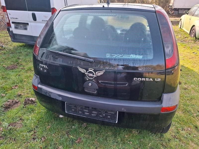 Używany Opel Corsa 75 KM (55 kW) 2002 Czarny Hatchback