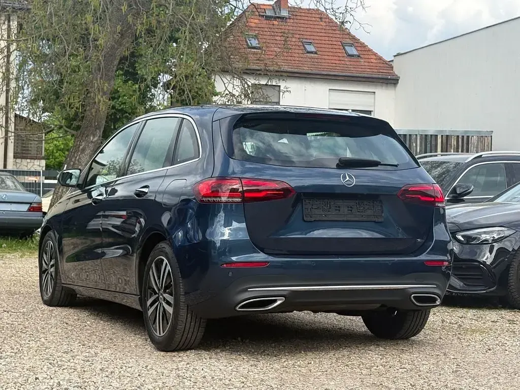 Gebraucht Mercedes B180 136 PS (100 kW) 2021 Blau Kleinwagen
