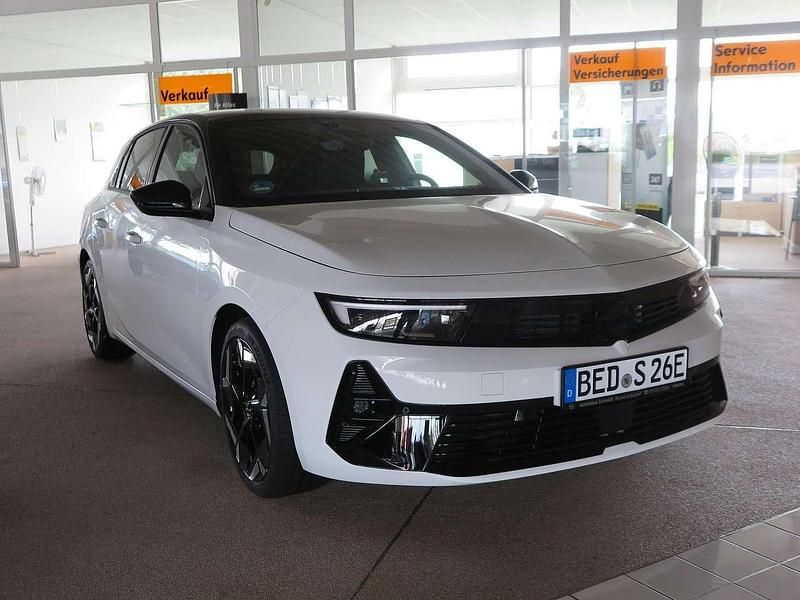 Jade weiss/arktis weiss Gebraucht 2023 Opel Astra GSe Limousine | 32.990 € - Bild 1/4