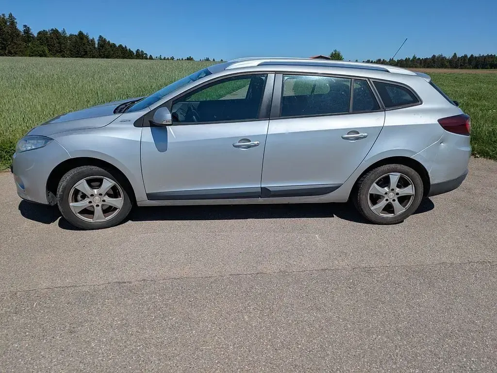 Gebraucht Renault Mégane 106 PS (77 kW) 2011 Silber Limousine