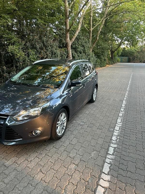 Grau Gebraucht 2014 Ford Focus Kombi | 3.000 € (Superpreis) - Bild 1/4