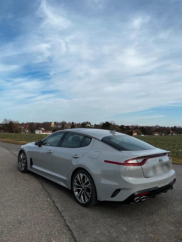 Gebraucht Kia Stinger GT-Line 245 PS (180 kW) 2020 Grau Kleinwagen