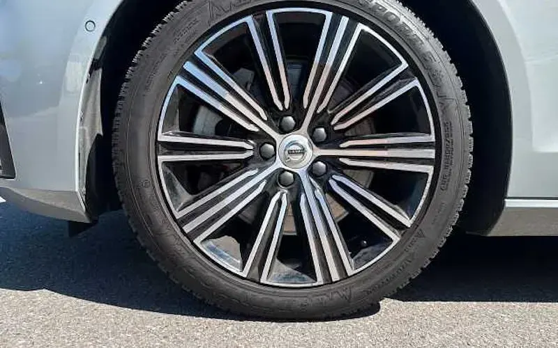 Używany Volvo V60 Plus 455 KM (334 kW) 2024 Szary Kombi