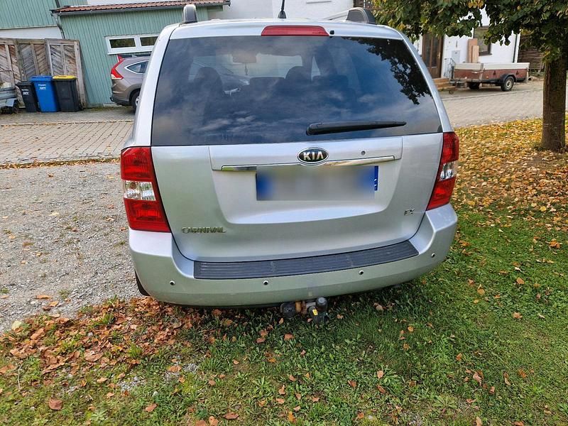 Gebraucht Kia Carnival 185 PS (136 kW) 2009 Silber Van / Kleinbus