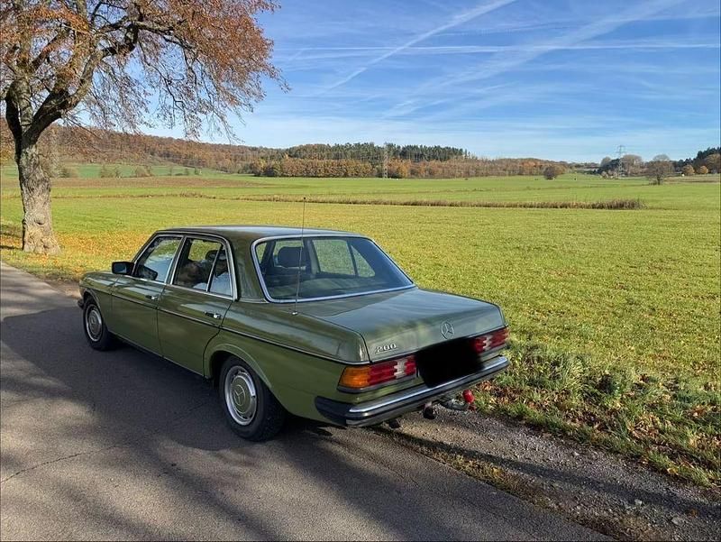Gebraucht Mercedes 200 109 PS (80 kW) 1982 Grün Limousine