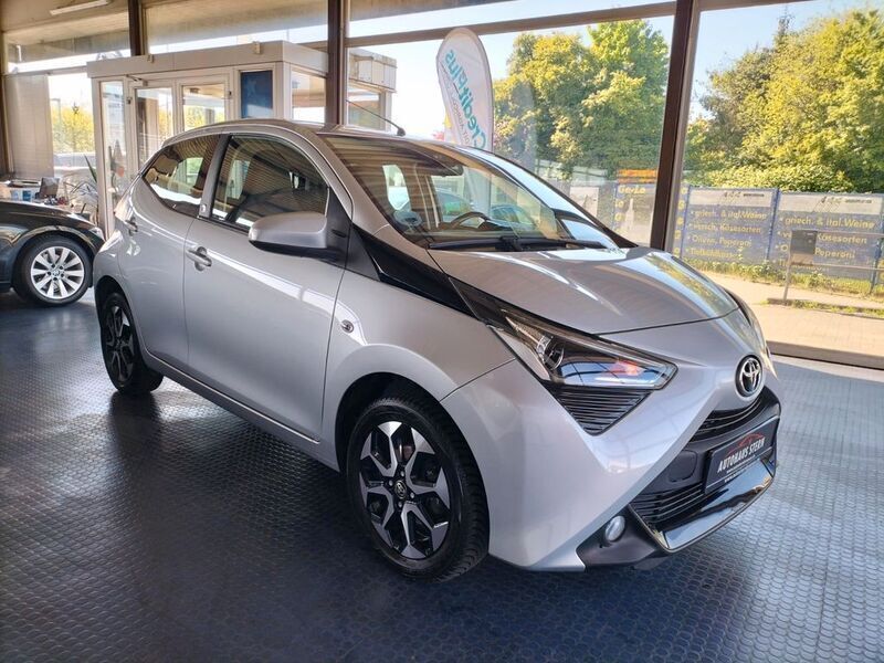 Silber Gebraucht 2021 Toyota Aygo Business Edition Kleinwagen | 10.900 € (Fairer Preis) - Bild 1/4