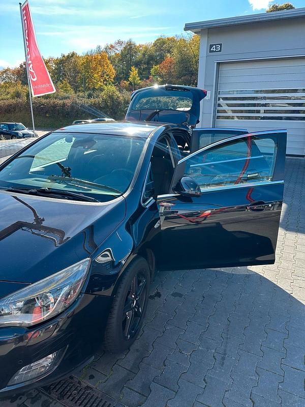 Schwarz Gebraucht 2010 Opel Astra Limousine | 3.000 € (Teuer) - Bild 1/4