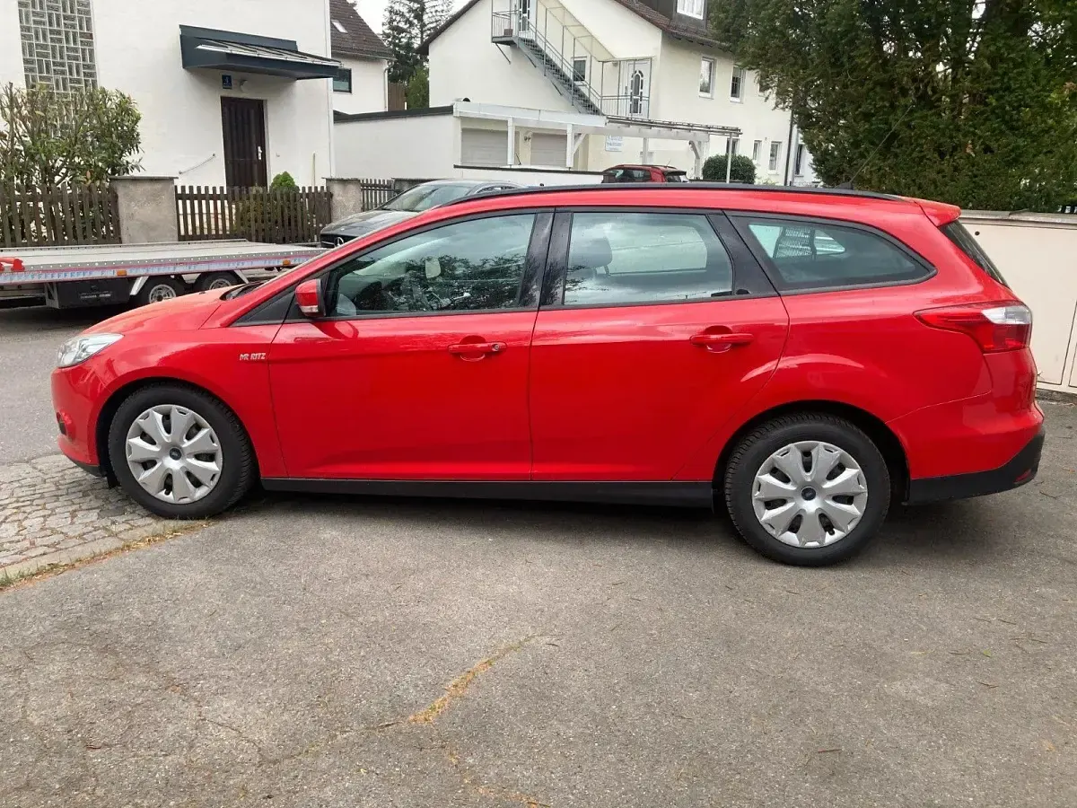 Używany Ford Focus Trend 125 KM (91 kW) 2012 Czerwony Kombi