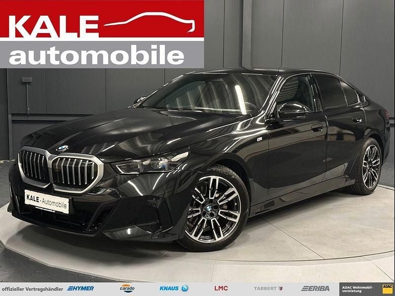 Black sapphire metallic Gebraucht 2024 BMW 520 M Sport Limousine | 48.970 € (Fairer Preis) - Bild 1/4