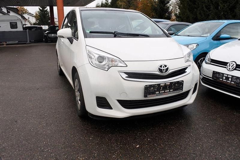Weiß Gebraucht 2015 Toyota Verso-S Life Van / Kleinbus | 5.999 € (Guter Preis) - Bild 1/4
