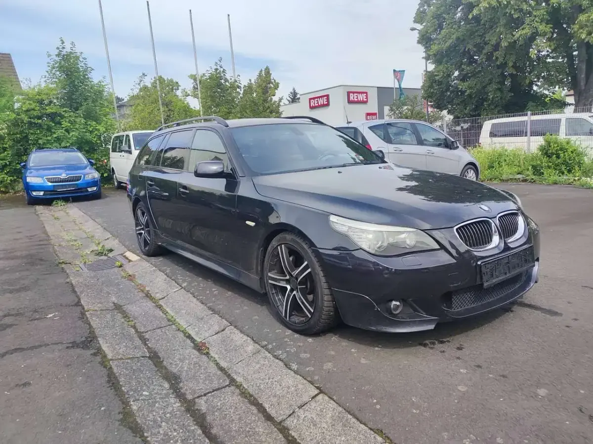Gebraucht BMW 530 272 PS (200 kW) 2008 Carbonschwarz metallic Kombi