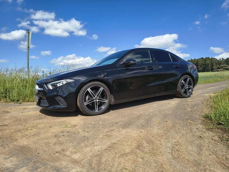 Schwarz Gebraucht 2019 Mercedes A200 Edition 1 Limousine | 28.500 € (Teuer) - Bild 1/4