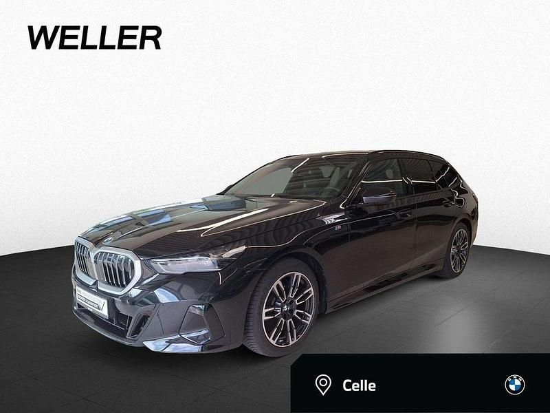 Saphirschwarz (schwarz) Gebraucht 2024 BMW 520 M Sport Kombi | 51.450 € (Guter Preis) - Bild 1/4