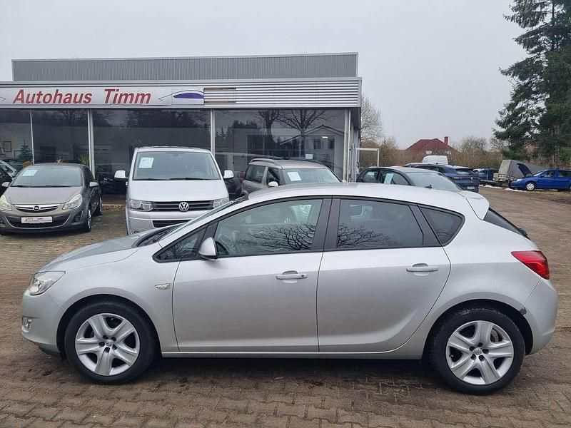 Gebraucht Opel Astra Edition 140 PS (102 kW) 2011 Silber Limousine