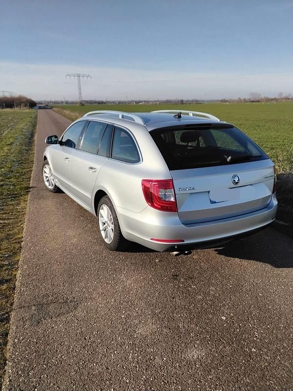 Gebraucht Skoda Superb Ambition 160 PS (117 kW) 2015 Silber Kombi