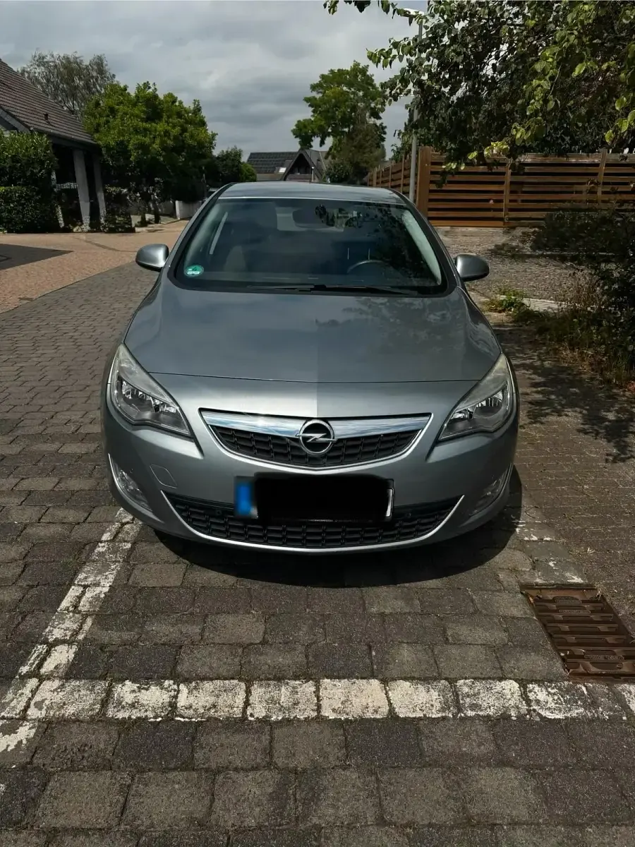 Gebraucht Opel Astra Design Edition 116 PS (85 kW) 2011 Grau Kleinwagen