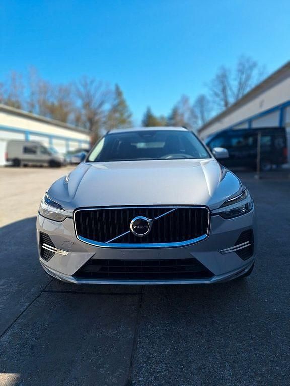 Silber Gebraucht 2022 Volvo XC60 Plus SUV | 24.900 € - Bild 1/4