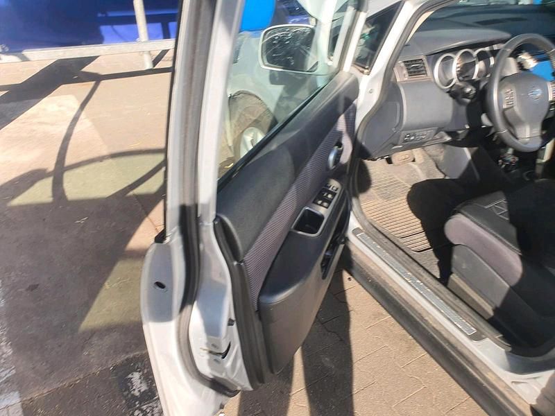 Gebraucht Nissan Tiida 105 PS (77 kW) 2008 Silber Kleinwagen