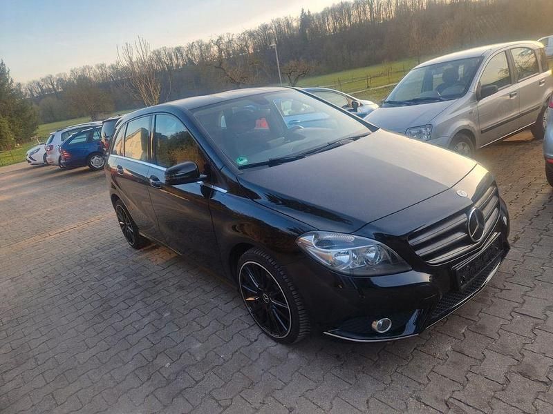 Gebraucht Mercedes B180 122 PS (89 kW) 2012 Schwarz Van / Kleinbus
