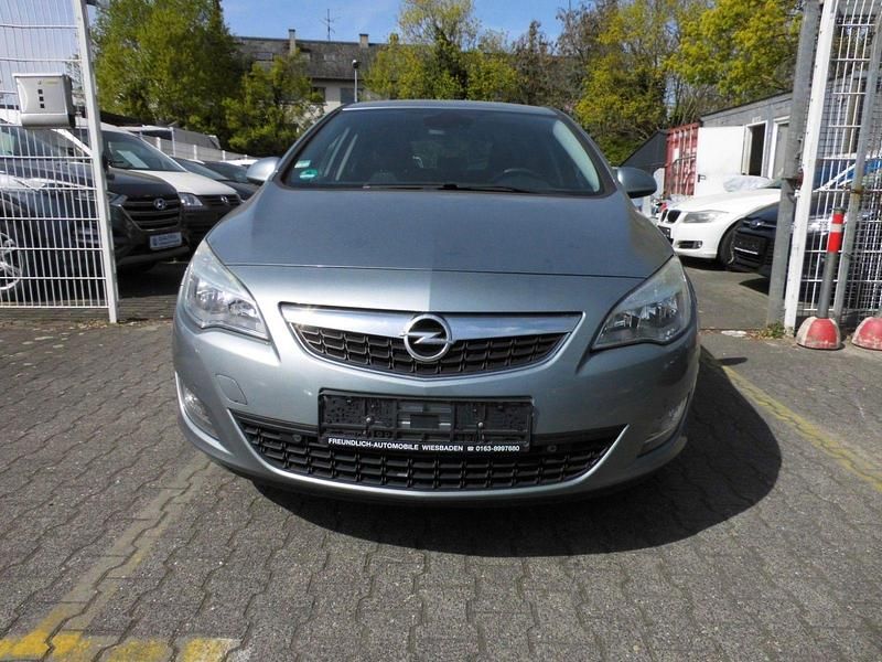 Gebraucht Opel Astra Design Edition 140 PS (102 kW) 2012 Silber Limousine