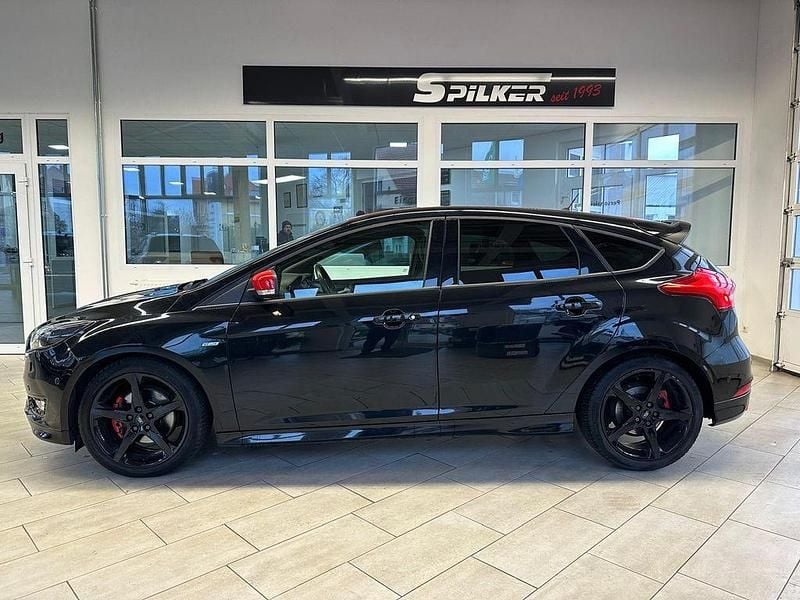 Schwarz Gebraucht 2017 Ford Focus ST-Line Limousine | 15.490 € (Etwas zu teuer) - Bild 1/4