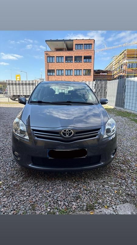 Grau Gebraucht 2011 Toyota Auris Kleinwagen | 6.600 € (Fairer Preis) - Bild 1/4
