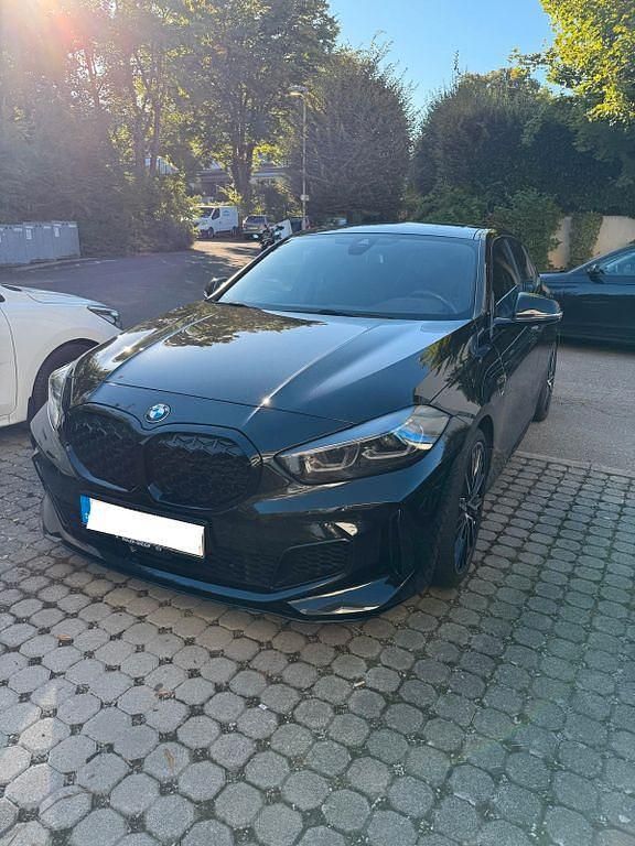 Schwarz Gebraucht 2022 BMW M135 Sport Line Kleinwagen | 39.000 € (Etwas zu teuer) - Bild 1/4
