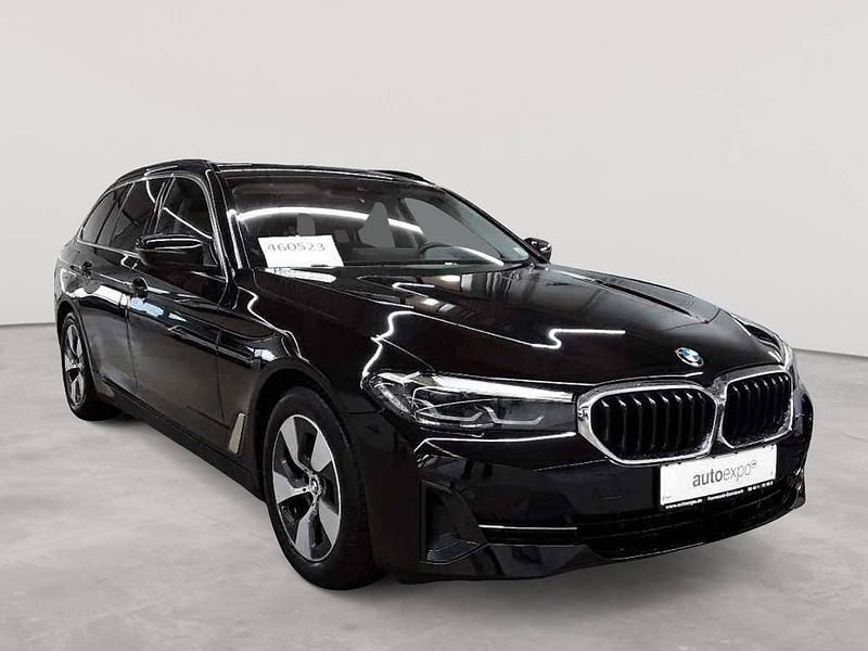 Schwarz uni Gebraucht 2022 BMW 520 Sport Line Kombi | 29.990 € (Guter Preis) - Bild 1/4