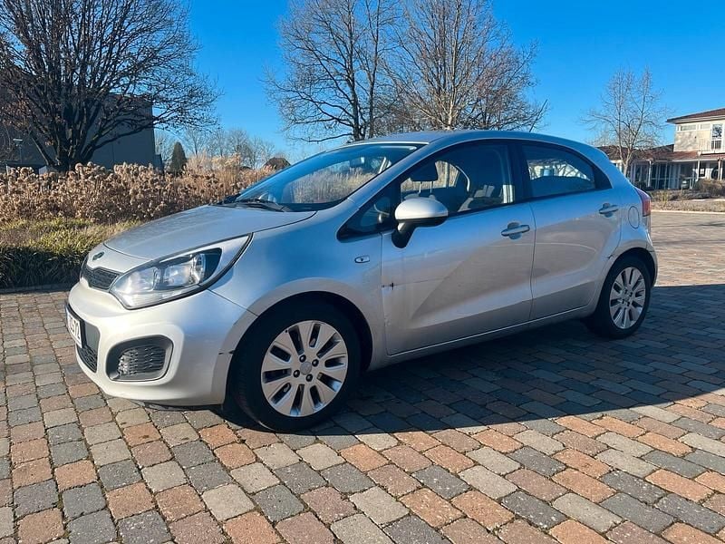 Gebraucht Kia Rio 75 PS (55 kW) 2012 Silber Kleinwagen