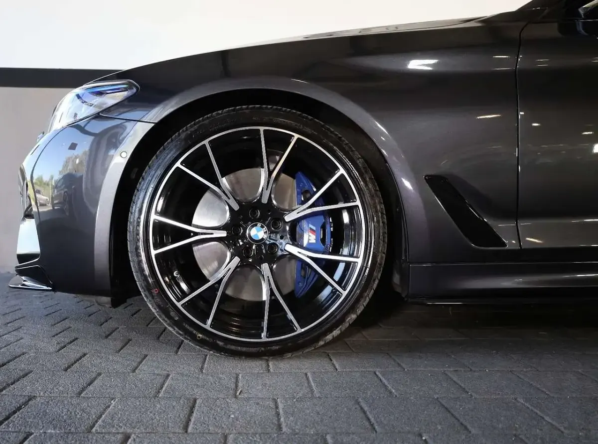 Gebraucht BMW 550 462 PS (339 kW) 2018 Sophistograu brillanteffekt me Limousine