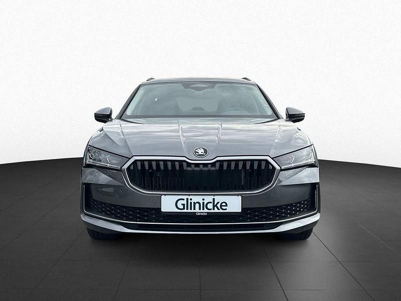 Neu Skoda Superb Selection 150 PS (110 kW) 2026 Grau Kombi