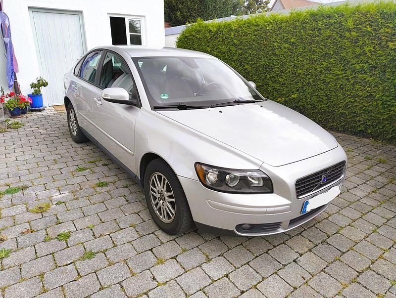 Grau Gebraucht 2006 Volvo S40 Limousine | 5.450 € (Fairer Preis) - Bild 1/4