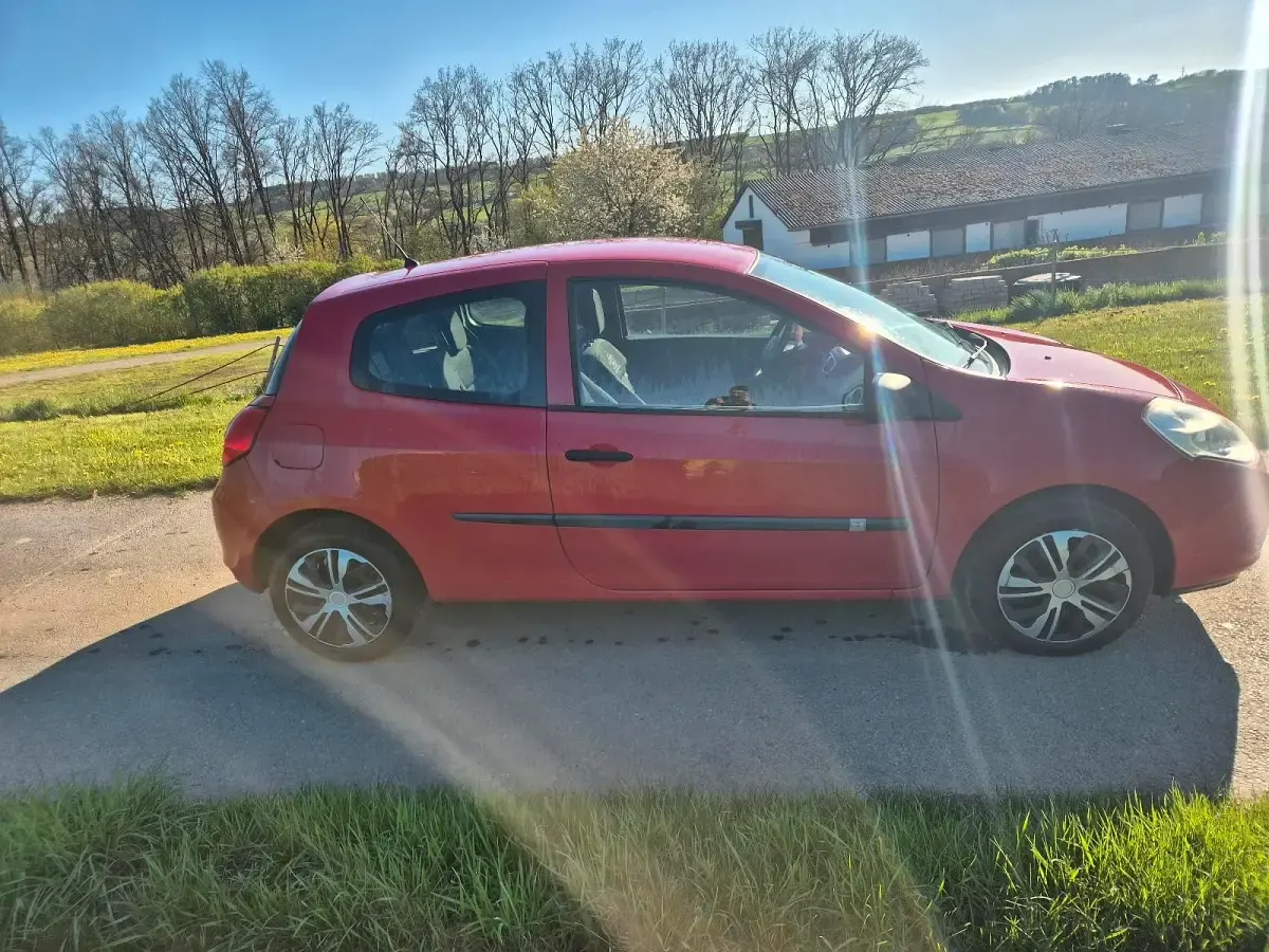 Gebraucht Renault Clio 75 PS (55 kW) 2012 Rot Kleinwagen