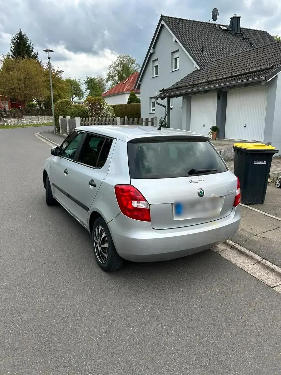 Gebraucht Skoda Fabia 60 PS (44 kW) 2012 Silber Kleinwagen