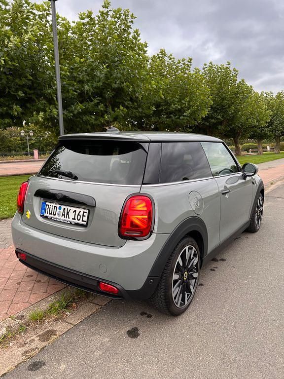 Grau Gebraucht 2021 Mini Cooper SE Kleinwagen | 17.500 € (Fairer Preis) - Bild 1/4