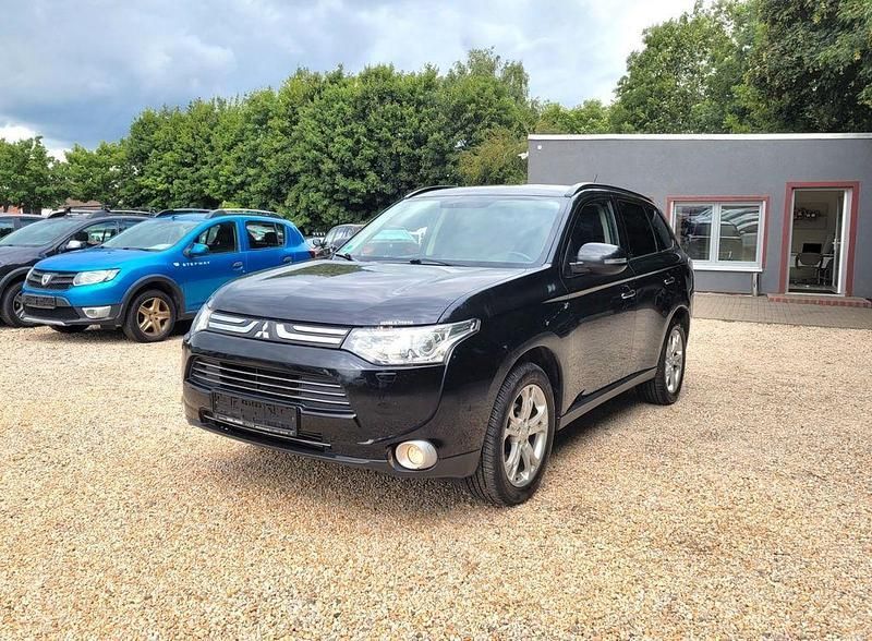 Schwarz Gebraucht 2013 Mitsubishi Outlander Instyle SUV | 8.980 € (Teuer) - Bild 1/4