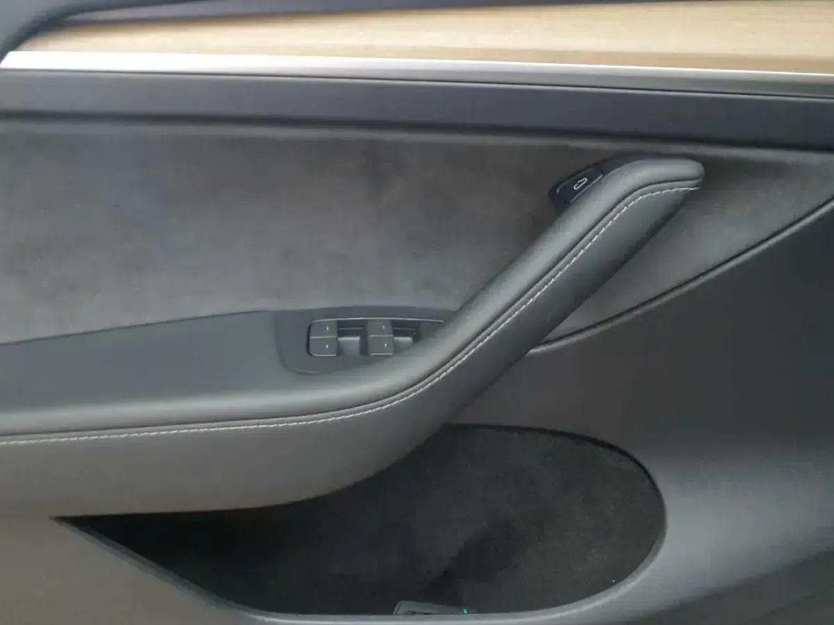 Gebraucht Tesla Model Y 378 kW (514 PS) 2022 Pearl white multicoat SUV