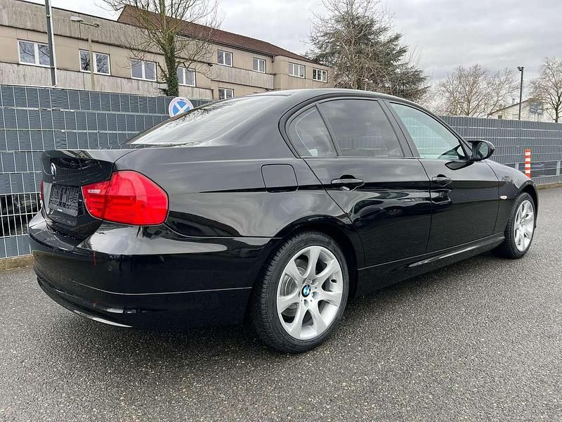 Gebraucht BMW 318 129 PS (94 kW) 2010 Schwarz Limousine