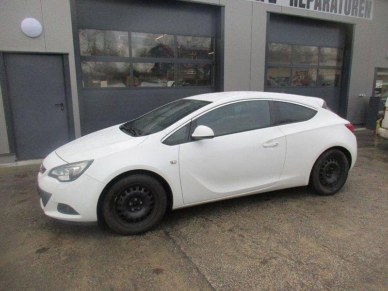 Weiß Gebraucht 2012 Opel Astra GTC Innovation Limousine | 4.790 € (Fairer Preis) - Bild 1/4